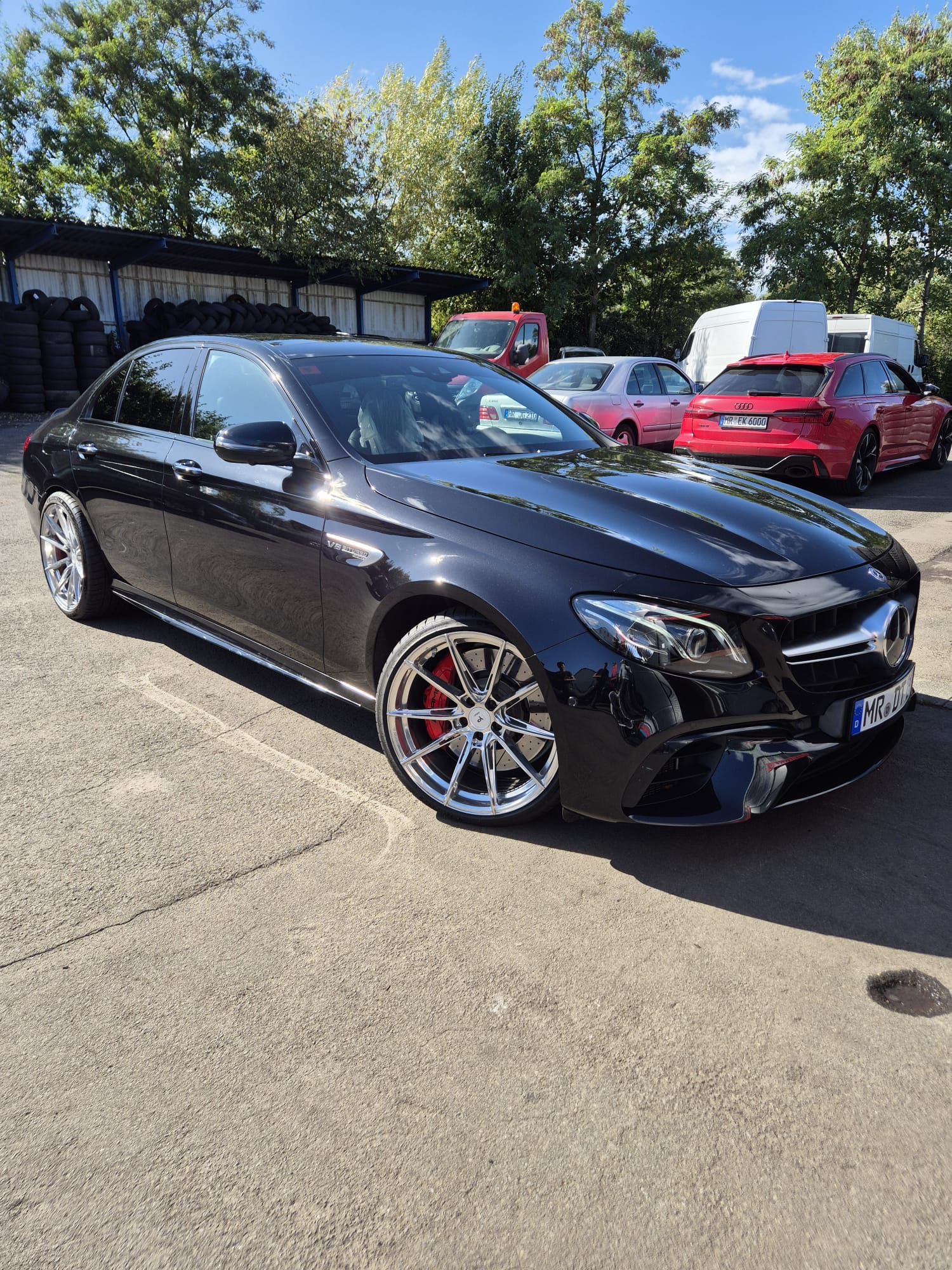 Schwarzer Mercedes AMG E63 bei EMI