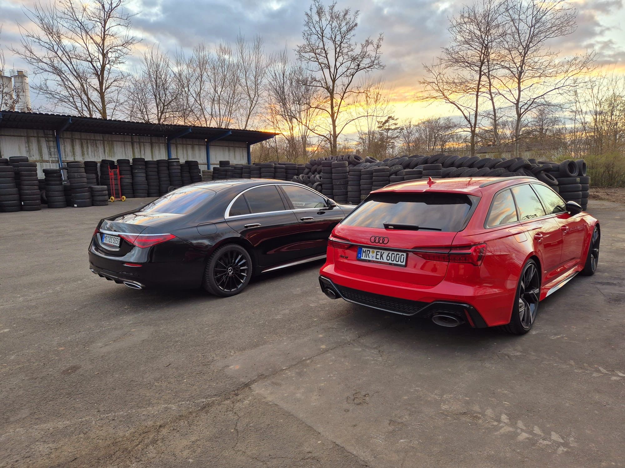 Mercedes S-Klasse und Audi RS6 bei Sonnenuntergang