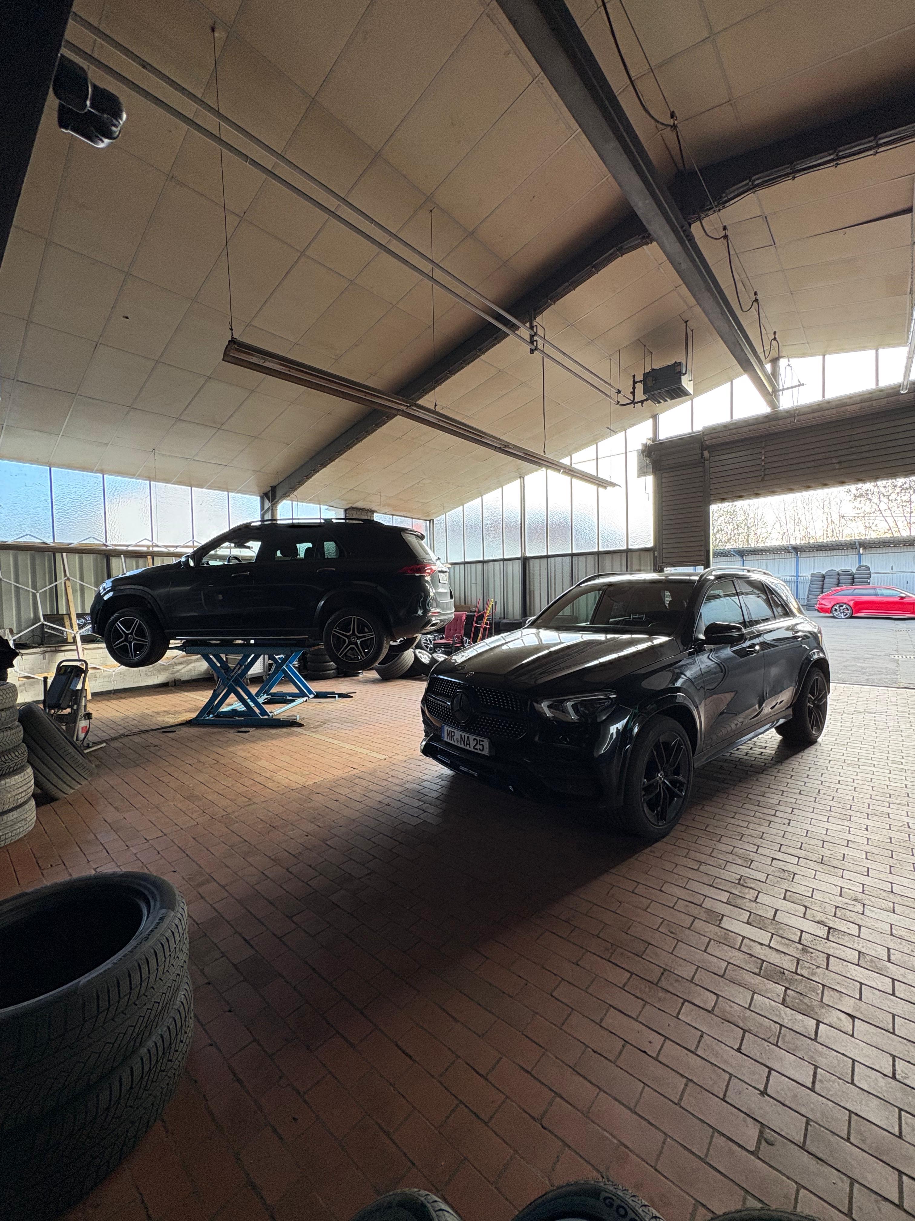 Mercedes SUVs in der Werkstatt bei EMI