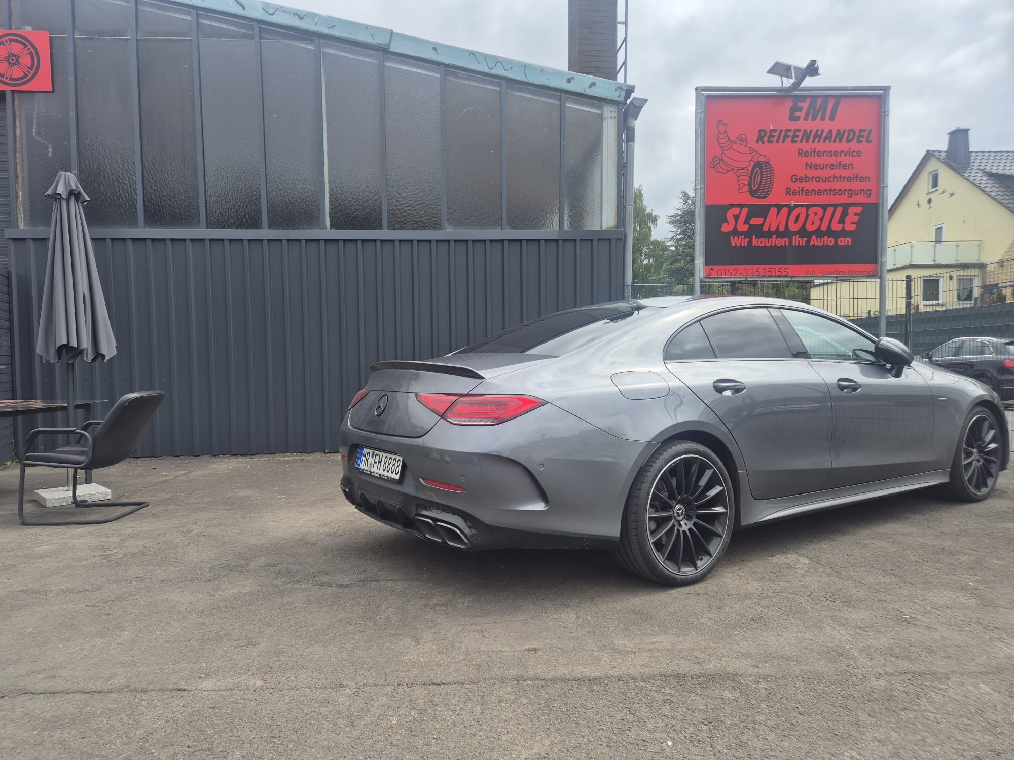 Mercedes CLS AMG vor EMI Reifenhandel Schild