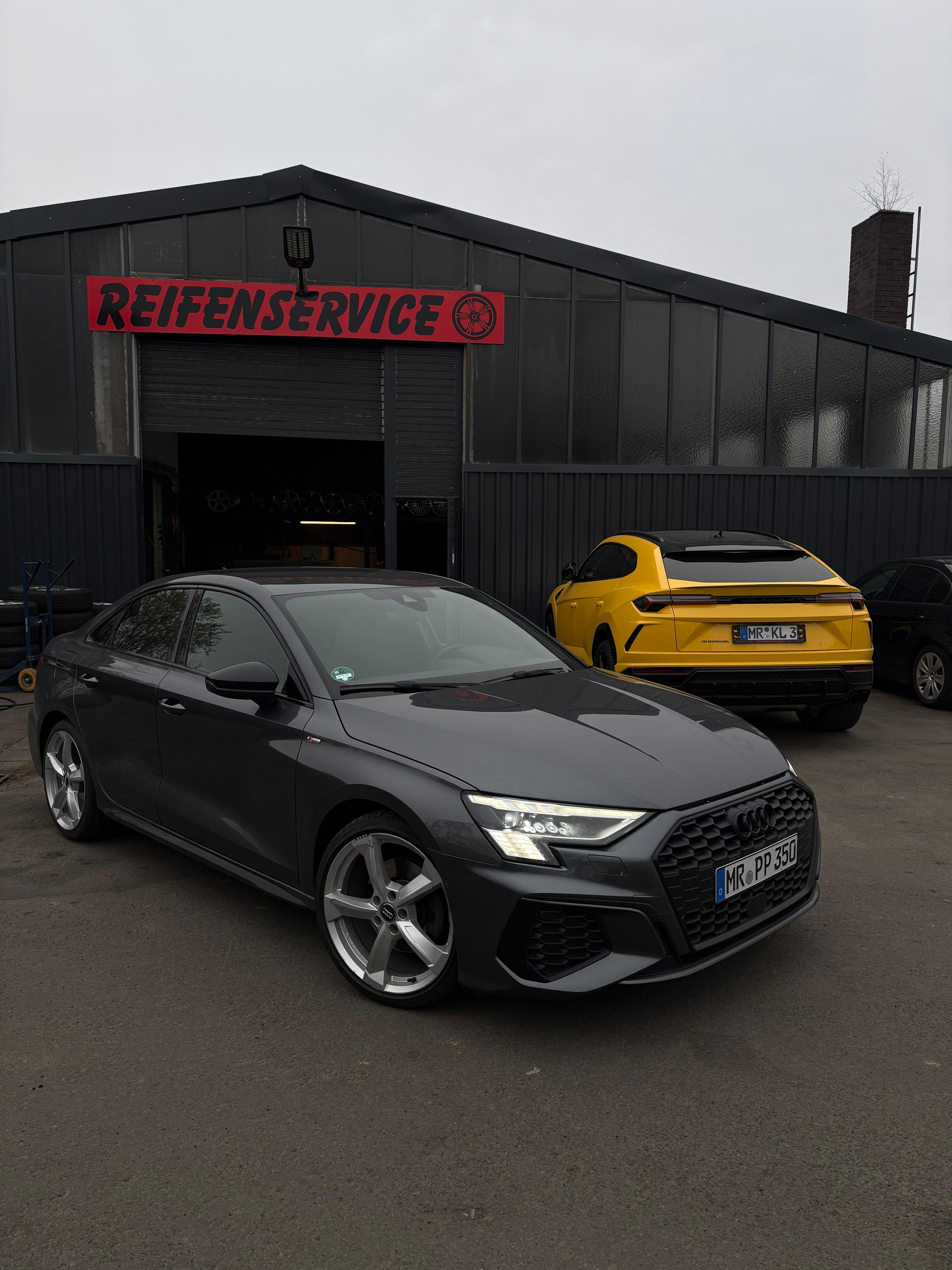 Audi A3 und Lamborghini Urus vor EMI