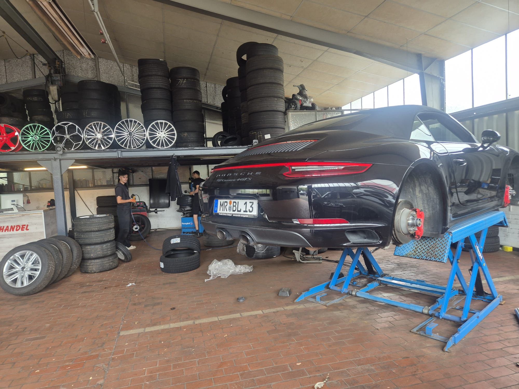 Porsche 911 auf der Hebebühne bei EMI