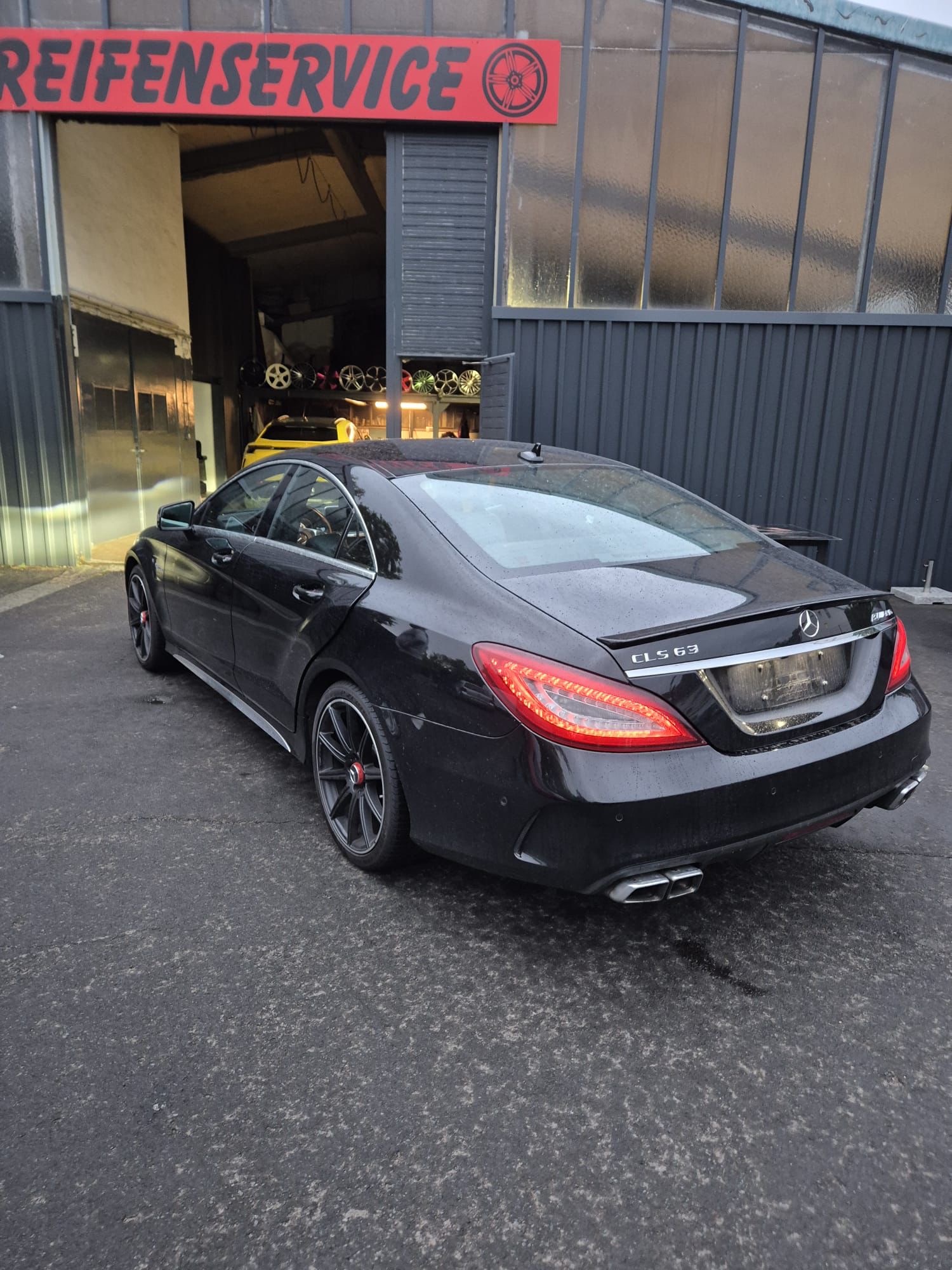 Mercedes CLS 63 AMG vor Reifenservice