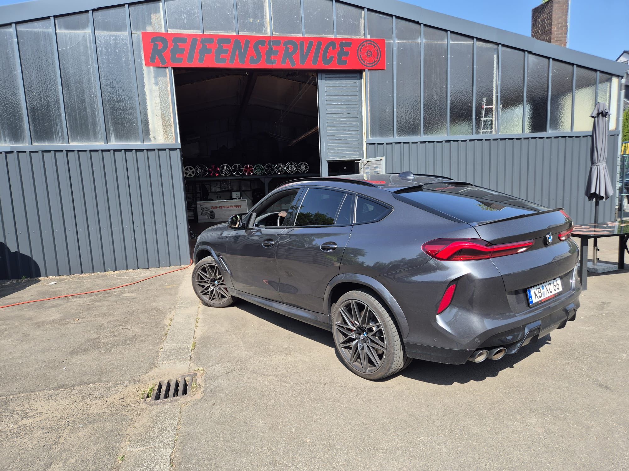BMW X6M vor EMI Reifenservice